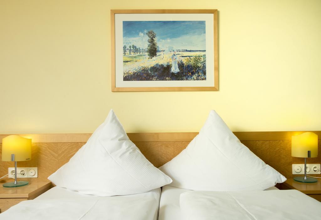 Hotel Schloss Schweinsburg Neukirchen-Pleisse Room photo