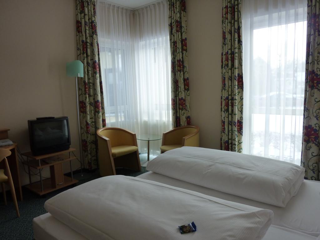 Hotel Schloss Schweinsburg Neukirchen-Pleisse Room photo